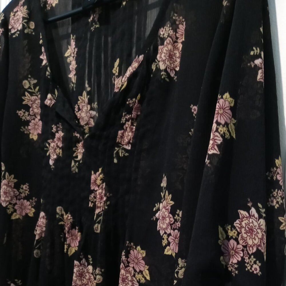 Torrid Womans Sheer Black Floral 3/4 Sleeve Pleats Top SIze 2 - Picture 7 of 9